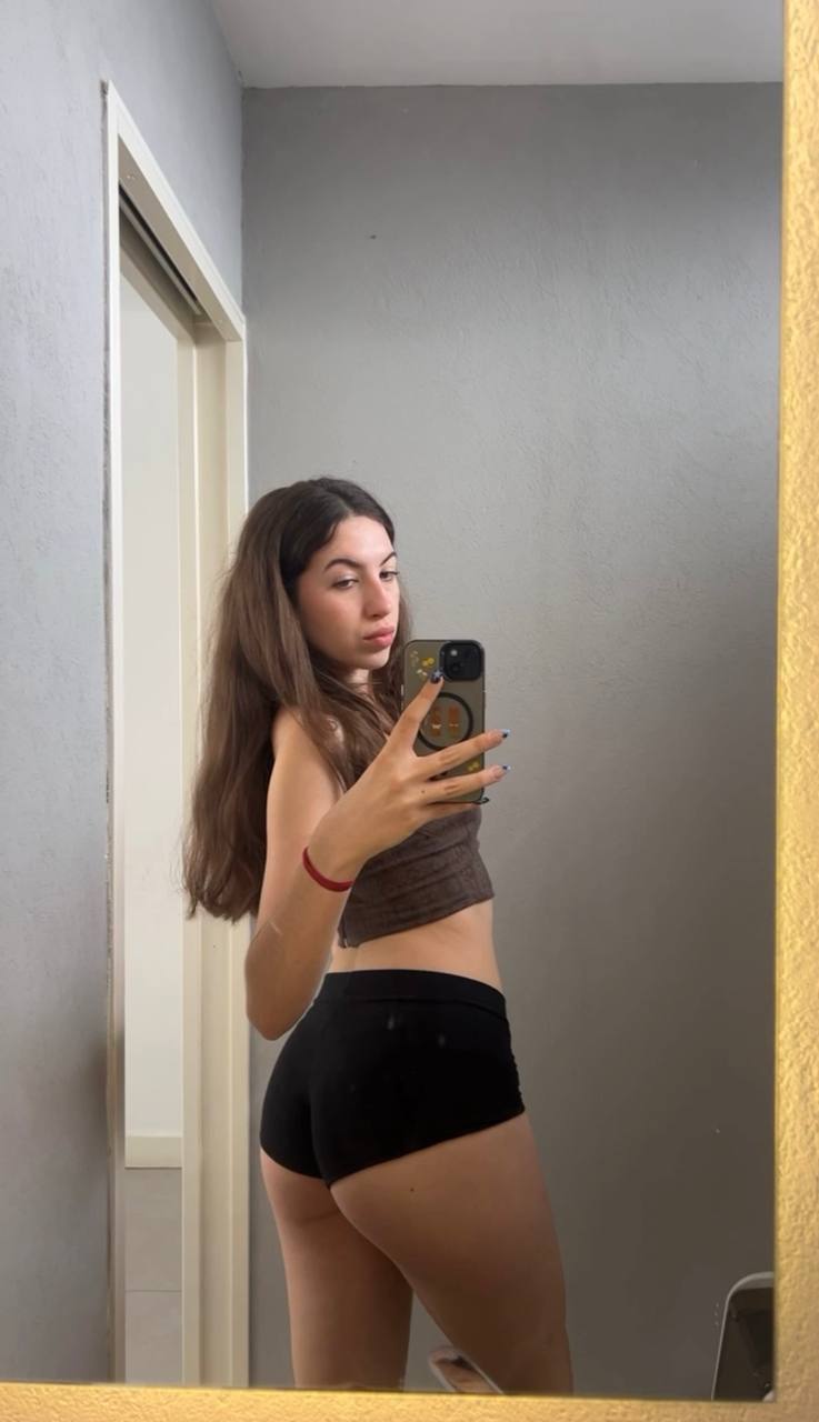 Amber in her underwear in Jabalpur