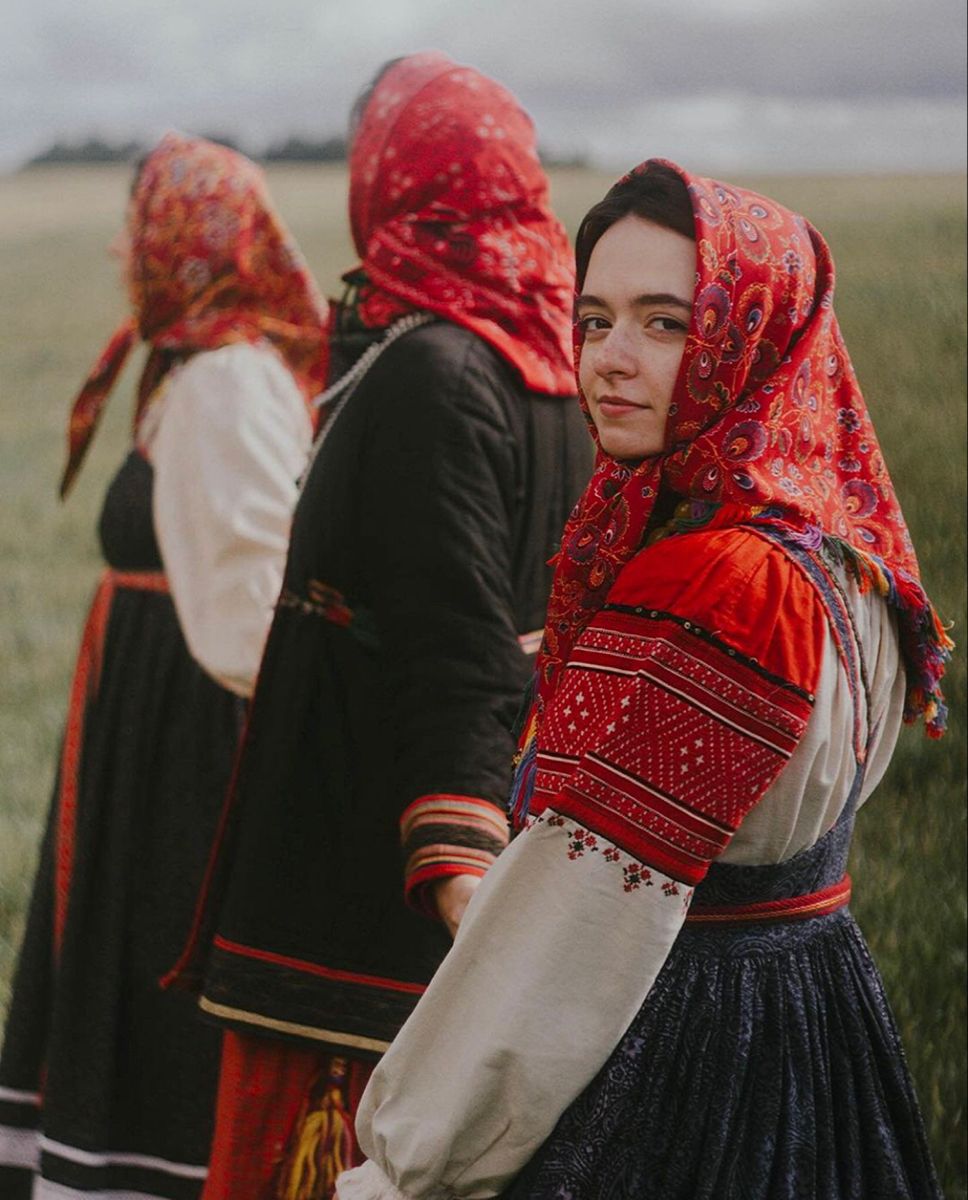 Women in Slavic costumes in Jabalpur